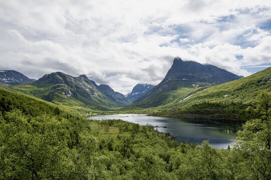 Innerdalen high valley with lake Innerdalsvatna, mountains, right Innerdalst&aring;rnet, Trollheimen, Sunndal, M&oslash;re og Romsdal, Vestlandet, Norway