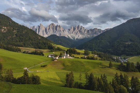 Church of St. Magdalena and Felder, Villn&ouml;&szlig;tal, in the back Geislergruppe with Sass Rigais, St. Magdalena, Bozen, South Tyrol, Italy