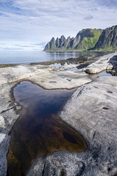 Tidal pool, rocky coast of Tungeneset, rocky peak Devil's Teeth, devil's teeth, Okshornan, Steinfjorden, Senja Island, Troms, Norway