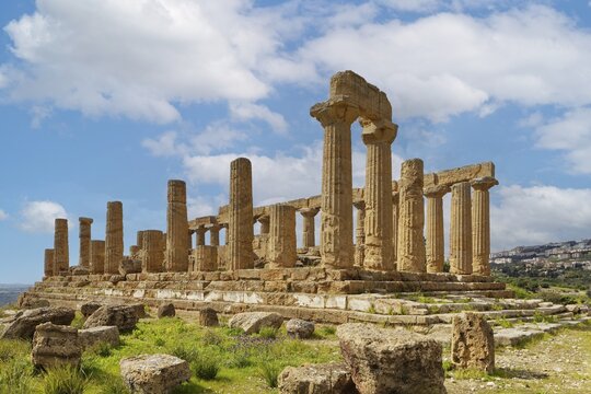 Doric Temple, Temple of Juno, also Temple of Hera Lacinia, 460 and 450 BC, originally had a peristasis or ring of 6 &times; 13 columns, four-tiered substructure, Valley of the Temples (Valle dei Templi) Unesco World Heritage Site near Agrigento, Sicily, Mediterranean Sea
