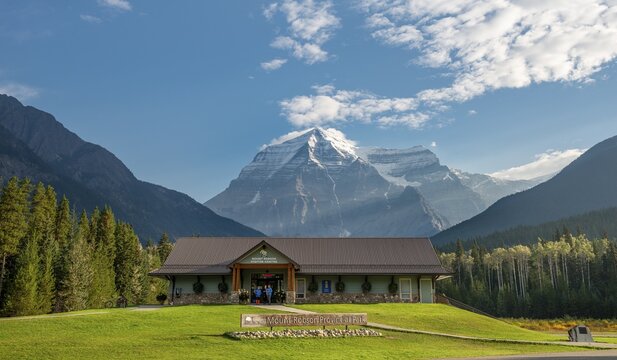 Mount Robson Visitor Centre, back summit of Mount Robson, Mount Robson Provincial Park, Province of British Columbia, Canada