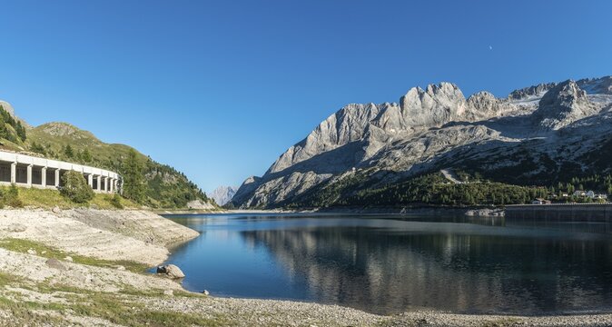 Lake Lago di Fedaia, links Marmolada Berg, Dolomiten, S&uuml;dtirol, Trentino-Alto Adige, Italien