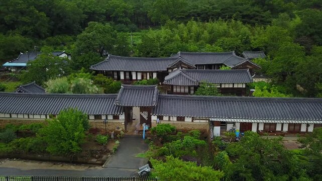 한국 대한민국 전라남도 전남 구례군 구례 시골 농촌 한옥 전통 가옥 운조루 토지면 양반가 고택 민속 풍습 시골집 향토 지방 역사 옛날집 문화재 기와집 마루 대문 담장 건축물 주거 문화 정원 마당 유적지 관광지 명소 국내여행 전통문화 보존 주택 마을 풍경 경관