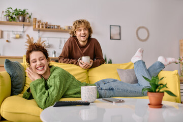 Obraz premium Curly young couple enjoying a cozy moment in their modern apartment