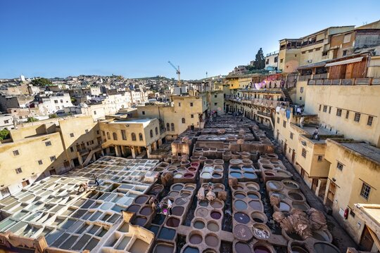 View over tannery, workers dyeing leather, tanks with dye, dyeing plant, tannery, tannery Chouara, tannery and dyeing district, Fes el Bali, Fes, Morocco