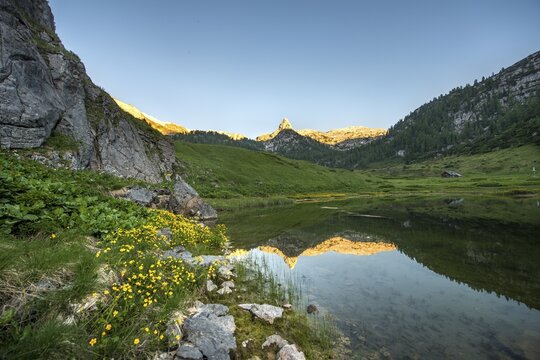 Schottmalhorn reflected in lake Funtensee at sunset, Steinernes Meer, Berchtesgaden National Park, Bavaria, Germany