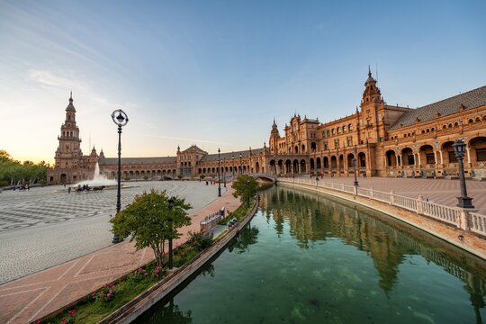 Plaza de Espa&ntilde;a in the evening light with reflection in the canal, Sevilla, Andalusia, Spain