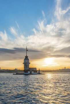Kız Kulesi, Maiden's Tower or Leander's Tower at sunset, island in Bosporus, &Uuml;sk&uuml;dar, Istanbul Turkey