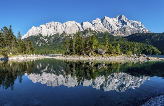 Lake Eibsee with Sasseninsel and Zugspitze, water reflection, Wetterstein range, Grainau, Upper Bavaria, Bavaria, Germany