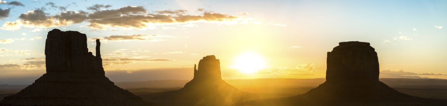 Sunrise, mesas West Mitten Butte, East Mitten Butte, Merrick Butte, Monument Valley, Monument Valley Navajo Tribal Park, Navajo Nation, Arizona, Utah, USA