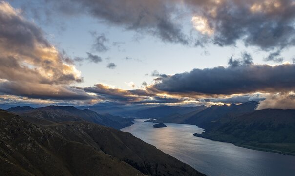 View of Lake Wanaka, evening sky, lake and mountain landscape, view from Isthmus Peak, Wanaka, Otago, South Island, New Zealand
