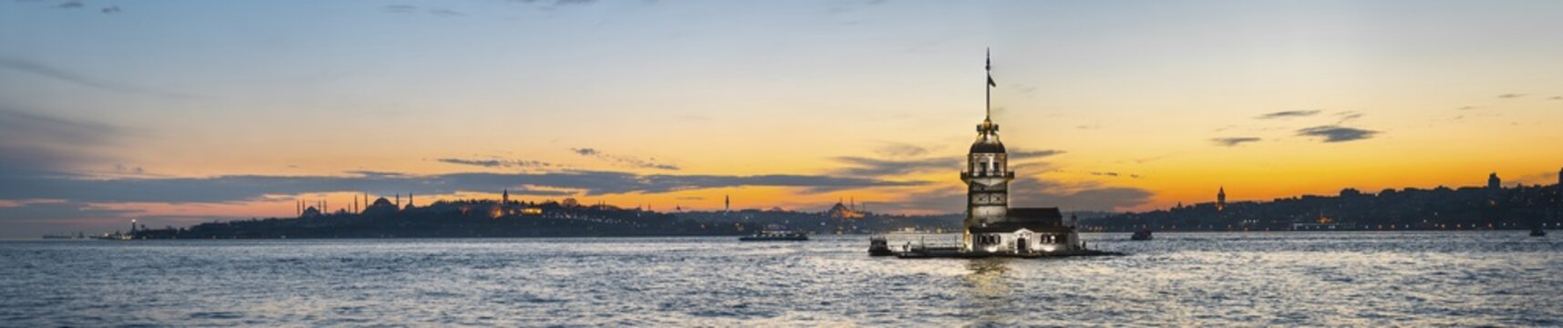 Kız Kulesi, Maiden's Tower or Leander's Tower at sunset, island in Bosporus, &Uuml;sk&uuml;dar, Istanbul Turkey