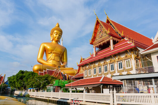 Big gold Buddha Statue at Wat Paknam Phasi Charoen (Temple) in Bangkok, Thailand.