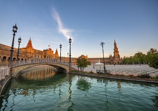 Plaza de Espa&ntilde;a in the evening light with reflection, bridge over the canal, Sevilla, Andalusia, Spain