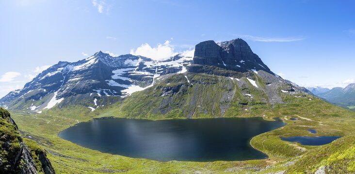 View of mountain landscape and lake Giklingdalsvatnet, Flatvaddalen high valley, Innerdalen side valley, Sunndal, M&oslash;re og Romsdal, Vestlandet, Norway