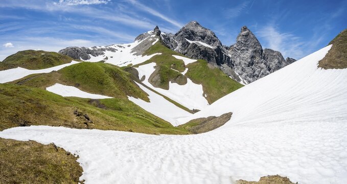 Old snow fields, mountain panorama with rocky peaks of the M&auml;delegabel and Trettachspitze, Heilbronner Weg, Allg&auml;u Alps, Allg&auml;u, Bavaria, Germany