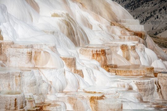 Sinter terraces with calcareous tuff deposits, hot springs, colorful mineral deposits, Palette Springs, Lower Terraces, Mammoth Hot Springs, Yellowstone National Park, Wyoming, USA