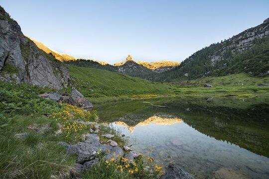 Schottmalhorn reflected in lake Funtensee at sunset, Steinernes Meer, Berchtesgaden National Park, Bavaria, Germany