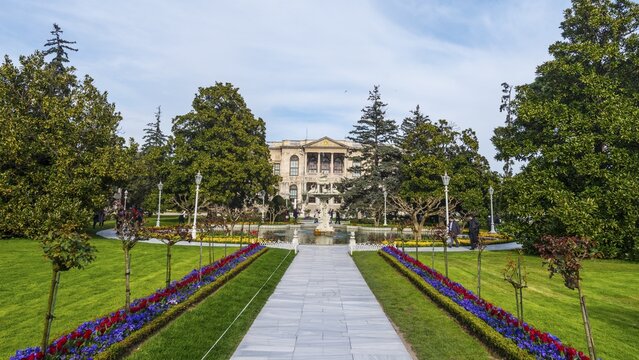 Dolmabah&ccedil;e Palace, park, Beşiktaş, Istanbul, Turkey
