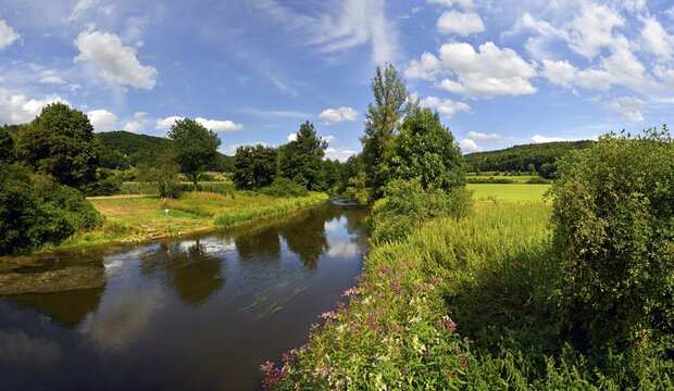 Altm&uuml;hlt river flows between green fields and trees, cloudy sky, Altm&uuml;hl Valley Nature Park, Obereichst&auml;tt, Bavaria, Germany