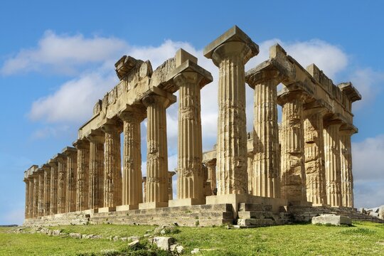 Ruins, ancient Greek temple E, also Hera temple, or temple of Hera, Lakinia or Iuno Lacinia, 460 to 450 BC, Doric peripteros, 6 &times; 13 columns, four-tiered substructure (crepis), archaeological sites of Selinunte, Parco Archeologico di Selinunte, Castelvetrano, municipal consortium of Trapani, Sicily, Italy, Mediterranean Sea