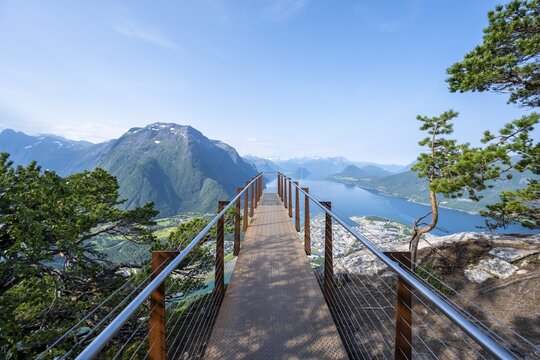 Rampestreken viewing platform, Romsdalseggen hike, Romsdalfjellene mountains, Andalsnes, M&oslash;re og Romsdal, Norway