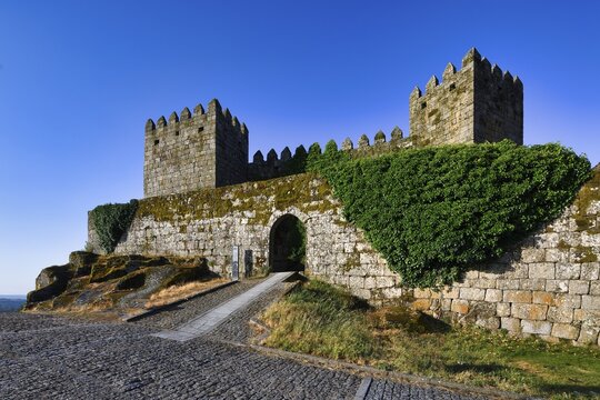 Treason&rsquo;s Gate and ramparts, Trancoso Castle, Serra da Estrela, Portugal