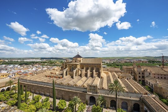View of Patio de los Naranjos and Mezquita-Catedral de C&oacute;rdoba, C&oacute;rdoba, Andalusia, Spain