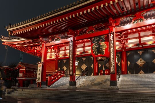 Night photo, stairs to entrance, Buddhist temple complex, Sensō-ji temple or Asakusa shrine, Asakusa, Tokyo, Japan