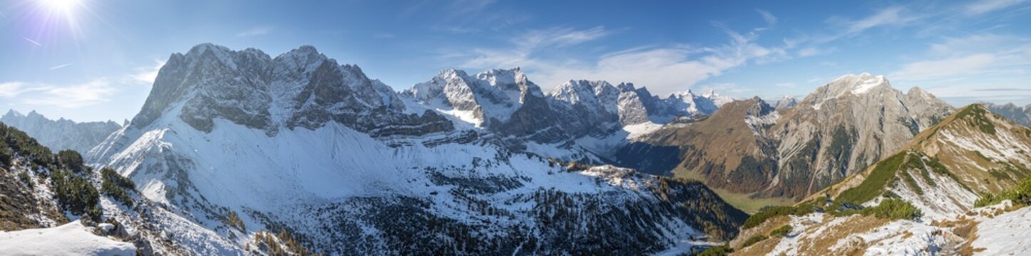 Snow-covered mountain peaks, Lamsenspitze, Schafkarspitze and Mitterspitze, Spitzkarspitze and Dreizinkenspitze, Laliderspitze, and Gamsjoch, view from the summit of Hahnenkamplspitze, Engtal, Karwendel, Tyrol, Austria