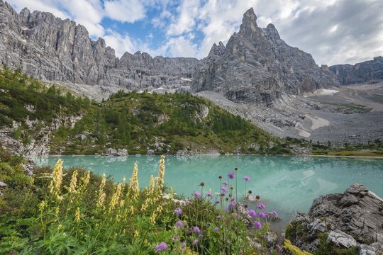 Turquoise-green Sorapis Lake, Lago di Sorapis and mountain top Dito di Dio, Dolomites, Belluno, Italy