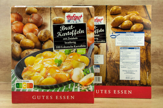 Bratkartoffeln von Hofgut auf Holz Hintergrund