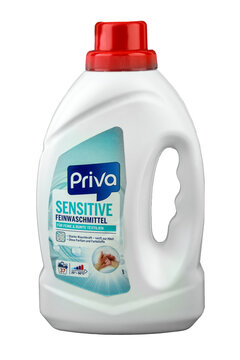 1 Flasche fl&uuml;ssiges Waschmittel Priva Feinwaschmittel Sensitiv Hintergrund wei&szlig; cut out