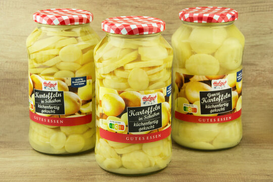 Hofgut von Famila Kartofeln Bratkartoffeln im Glas Hintergrund Holz