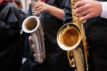 Obraz premium Detalle de saxofones alto y tenor durante una actuación musical