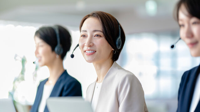 コールセンターで働くオペレーターの女性