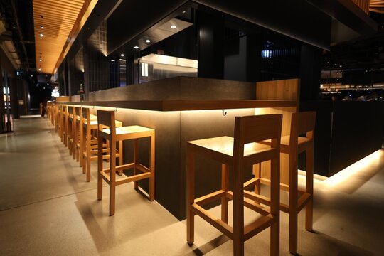 高級な日本料理店・鮨屋のカウンター