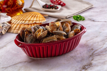Steamed vongole clams with spices © Andrei Starostin