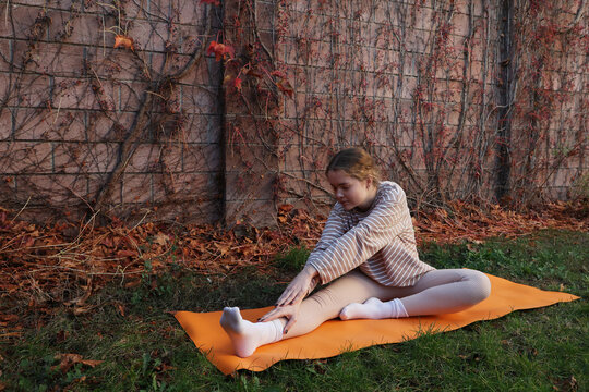 A beautiful young girl is doing sports 