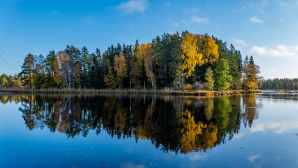 Obraz premium Swedish river and natural salmon area in autunn. Farnebofjasrden national park in north of Sweden