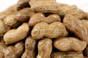 Obraz premium Salted Boiled Peanuts in Shell - Traditional Snack Food for Late Night Dining
