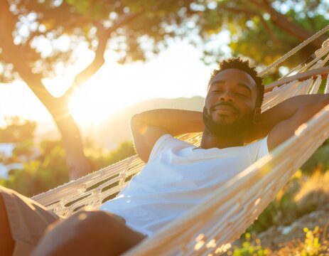 persona relaj&aacute;ndose en una hamaca durante la siesta, sol c&aacute;lido, estilo de vida mediterr&aacute;neo, estado de &aacute;nimo tranquilo, tonos suaves