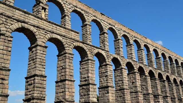 Les arches de l&rsquo;aqueduc romain de S&eacute;govie en Espagne