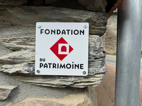 panneau "fondation du patrimoine" mur en pierres