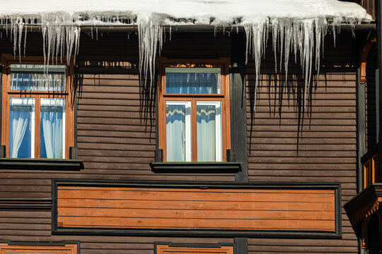 Sople lodu zwisające z dachu drewnianego pensjonatu w Krynicy.