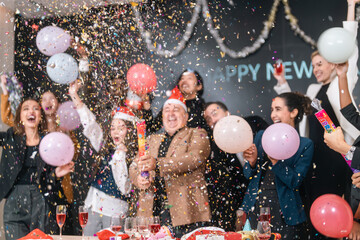 Naklejka premium Party celebration confetti balloon group happy people with champagne glass and festive decoration at new year event