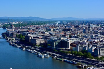 Obraz premium Overlooking the city of Budapest