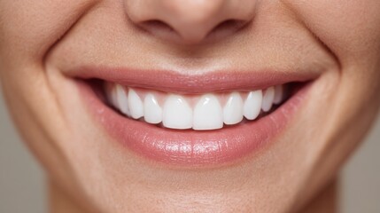 Naklejka premium Confident Smile with Brightly Whitened Teeth for Dental Health and Aesthetic Promotion in Minimalistic Design