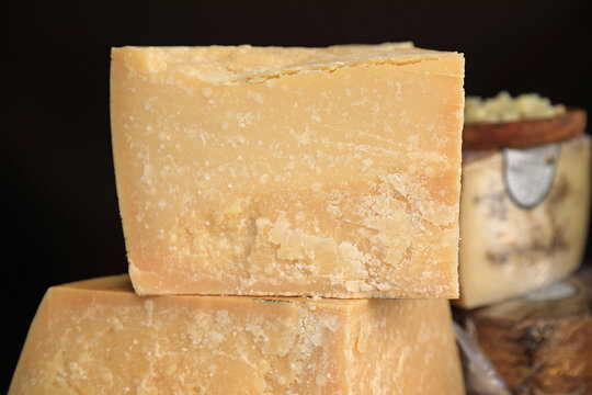 queso de oveja viejo apilado para vender en el mercado de una feria popular 4M0A7945-as26