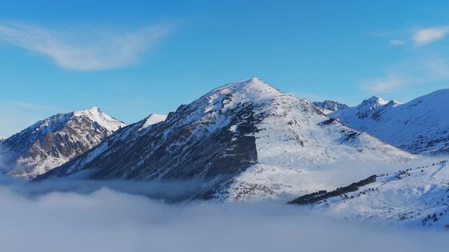 vistas de las monta&ntilde;as nevadas 